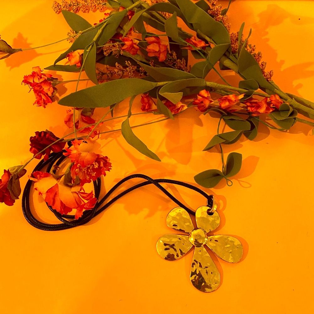 Gold Flower Pendant Necklace